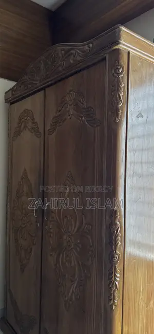 উডেন আলমিরা