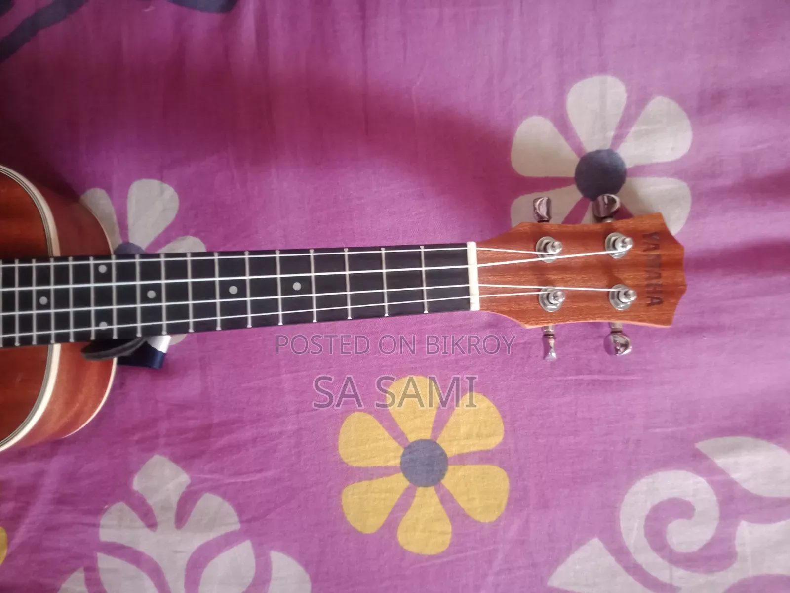 একটি নতুন উকুলেলে বিক্রি হবে।