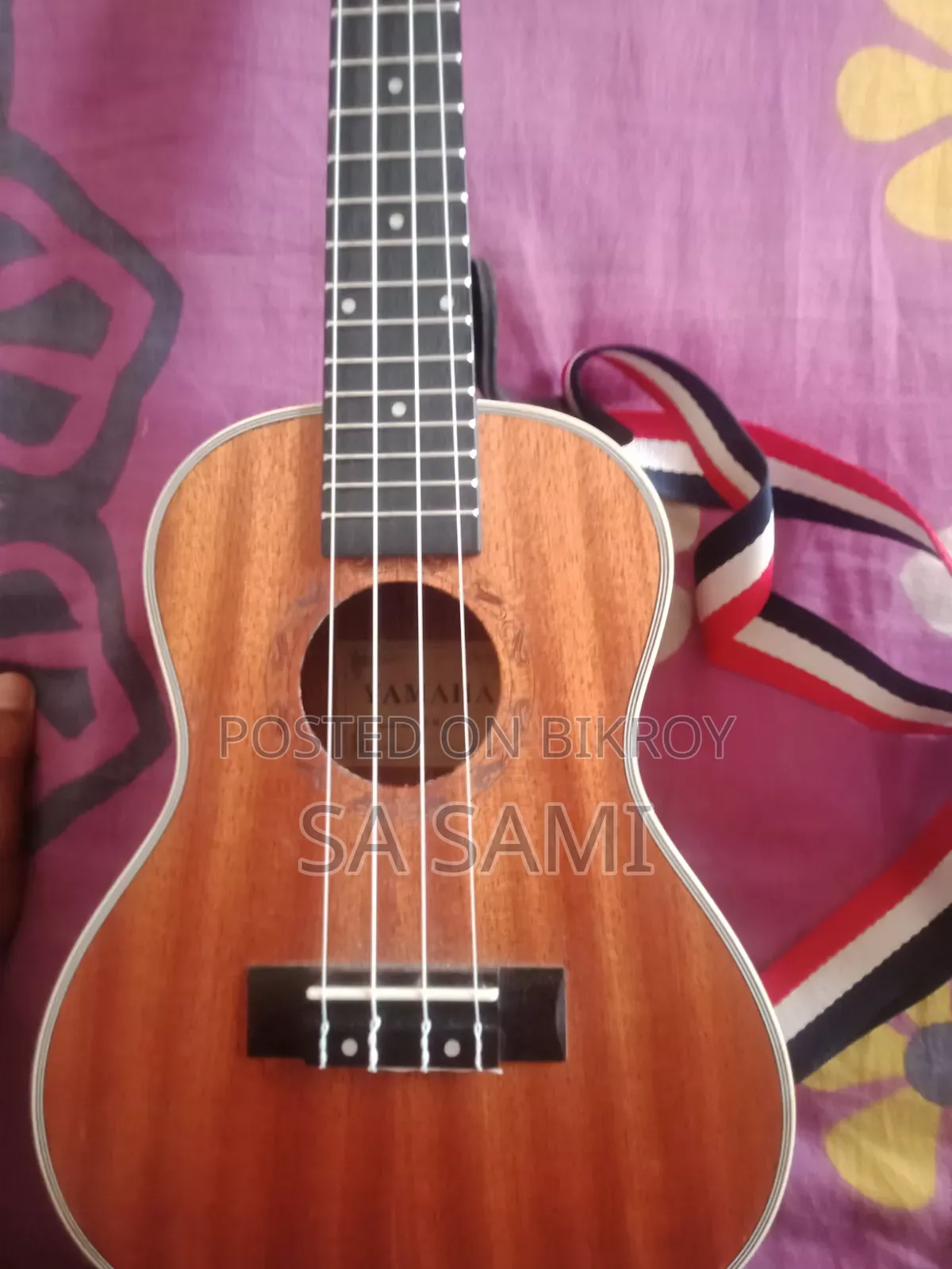 একটি নতুন উকুলেলে বিক্রি হবে।