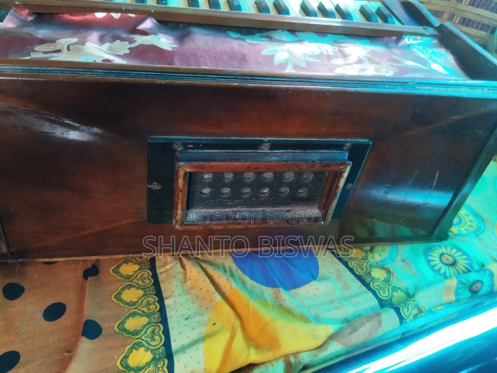 একটি উচ্চ মানের হারমোনিয়াম বিক্রয়ের জন্য।