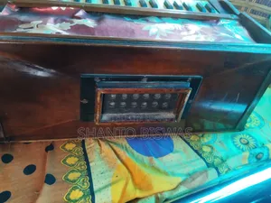 একটি উচ্চ মানের হারমোনিয়াম বিক্রয়ের জন্য।