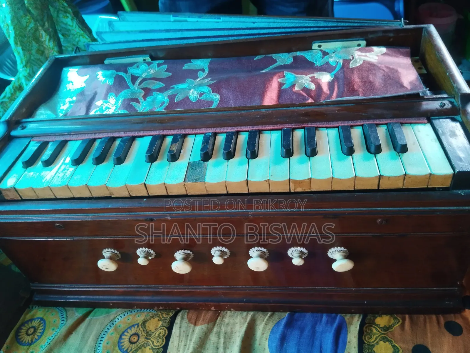 একটি উচ্চ মানের হারমোনিয়াম বিক্রয়ের জন্য।