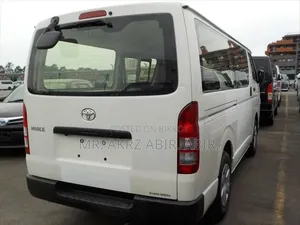 টয়োটা গ্র্যানএস ২০২১ সাদা