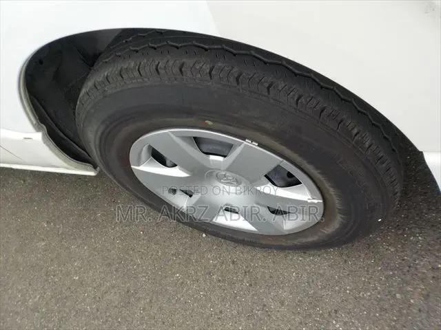 টয়োটা গ্র্যানএস ২০২১ সাদা