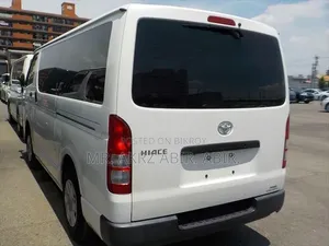 টয়োটা গ্র্যানএস ২০২২ সাদা