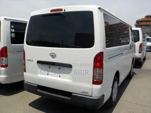 টয়োটা গ্র্যানএস ২০২২ সাদা