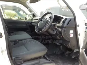 টয়োটা গ্র্যানএস ২০২২ সাদা
