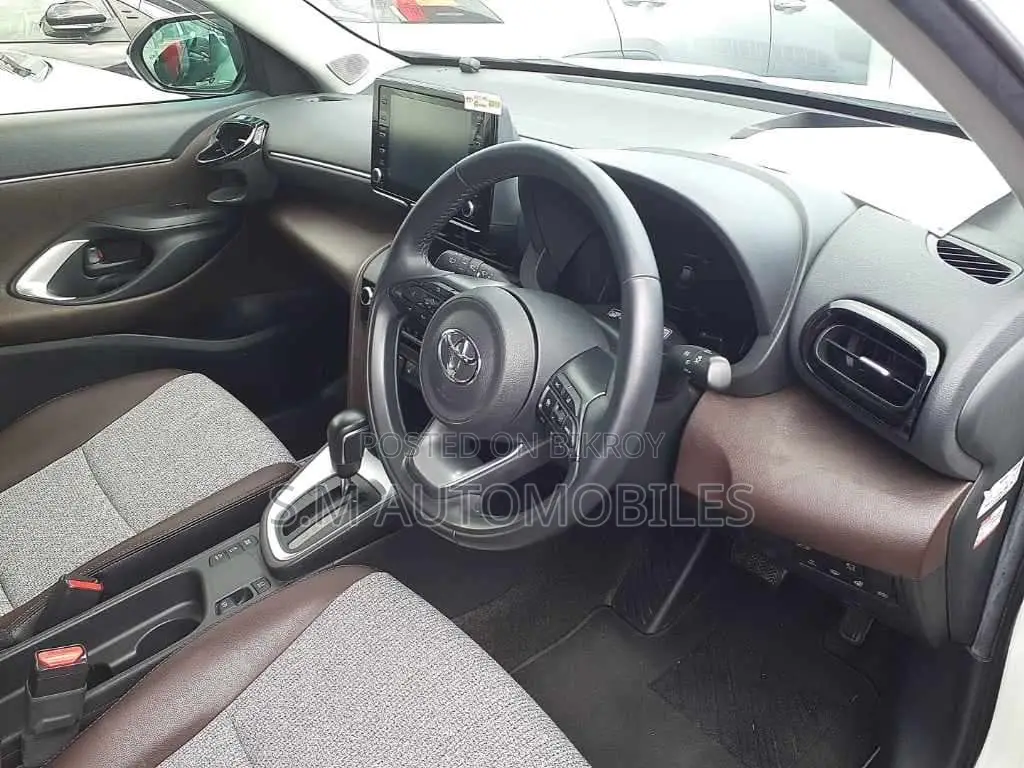 টয়োটা ইয়ারিস ক্রস ১.৫ অল-হুইল ড্রাইভ ২০২১ পার্ল