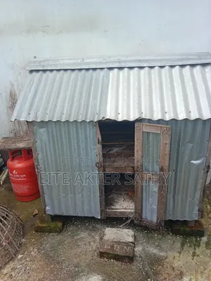 মুরগীর একটি বড় খোপ বিক্রি হবে।