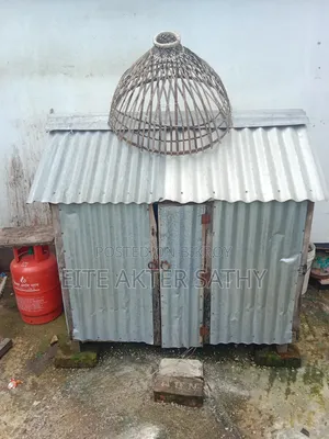 মুরগীর একটি বড় খোপ বিক্রি হবে।