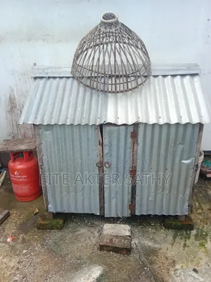 মুরগীর একটি বড় খোপ বিক্রি হবে।