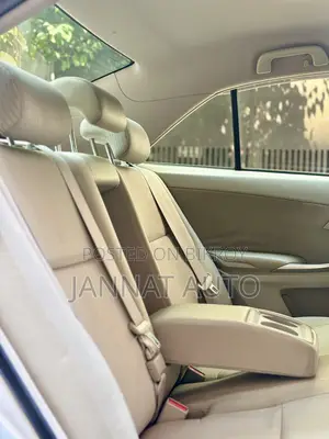 টয়োটা প্রমিও ২০১২ রূপালী