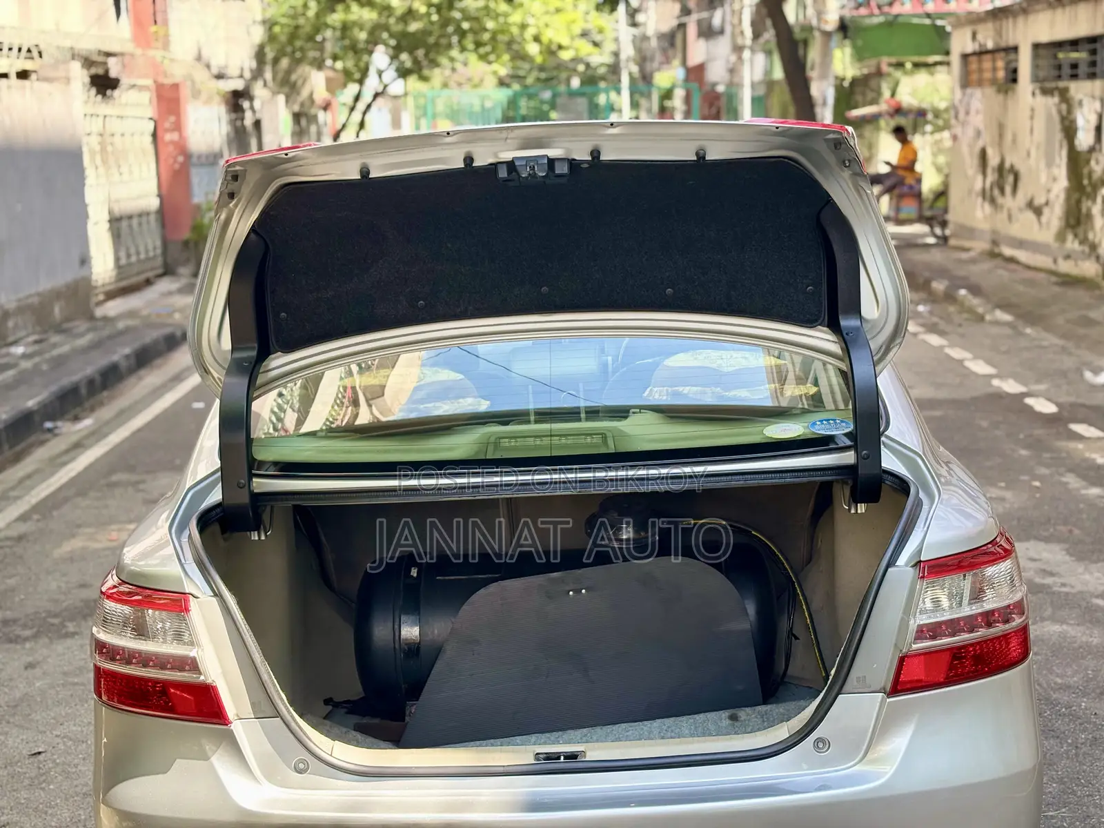 টয়োটা প্রমিও ২০১২ রূপালী