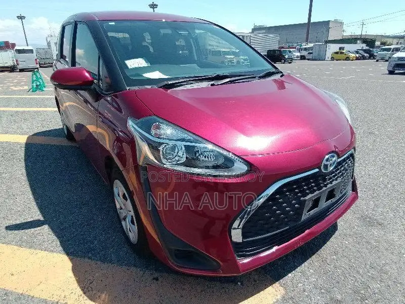 টয়োটা সিয়েন্টা ২০২১ লাল