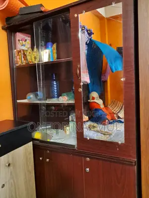 These two showcases will be sold, both showcases have no problems