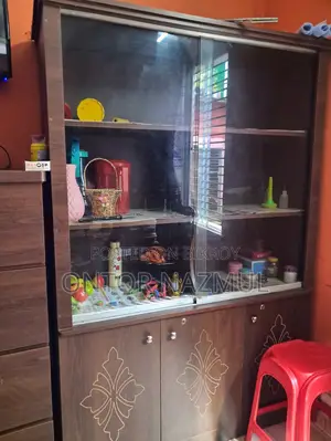 These two showcases will be sold, both showcases have no problems