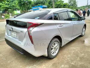 টয়োটা প্রিয়াস ২০১৭ সিলভার