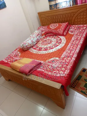 ৫ ফুট ৭ ফুটের একটি আকাশমনি কাঠের খাট