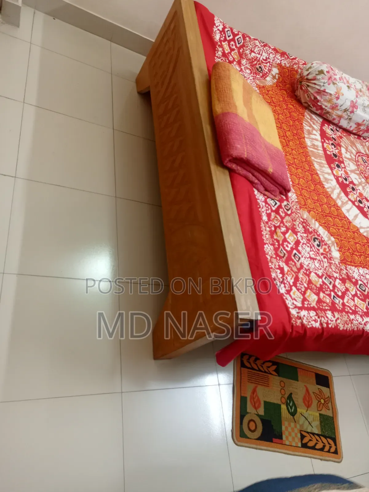 ৫ ফুট ৭ ফুটের একটি আকাশমনি কাঠের খাট