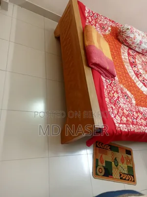 ৫ ফুট ৭ ফুটের একটি আকাশমনি কাঠের খাট