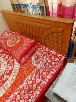 ৫ ফুট ৭ ফুটের একটি আকাশমনি কাঠের খাট