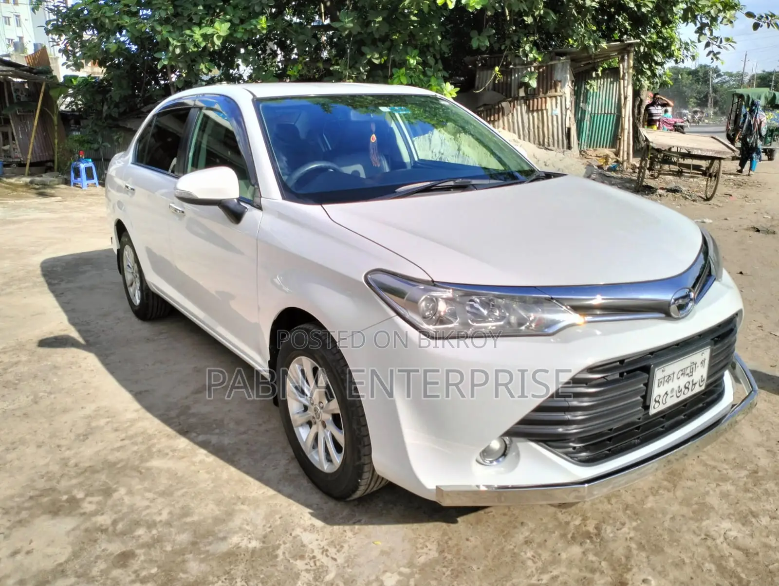 টয়োটা অ্যাক্সিও ২০১৫ সাদা