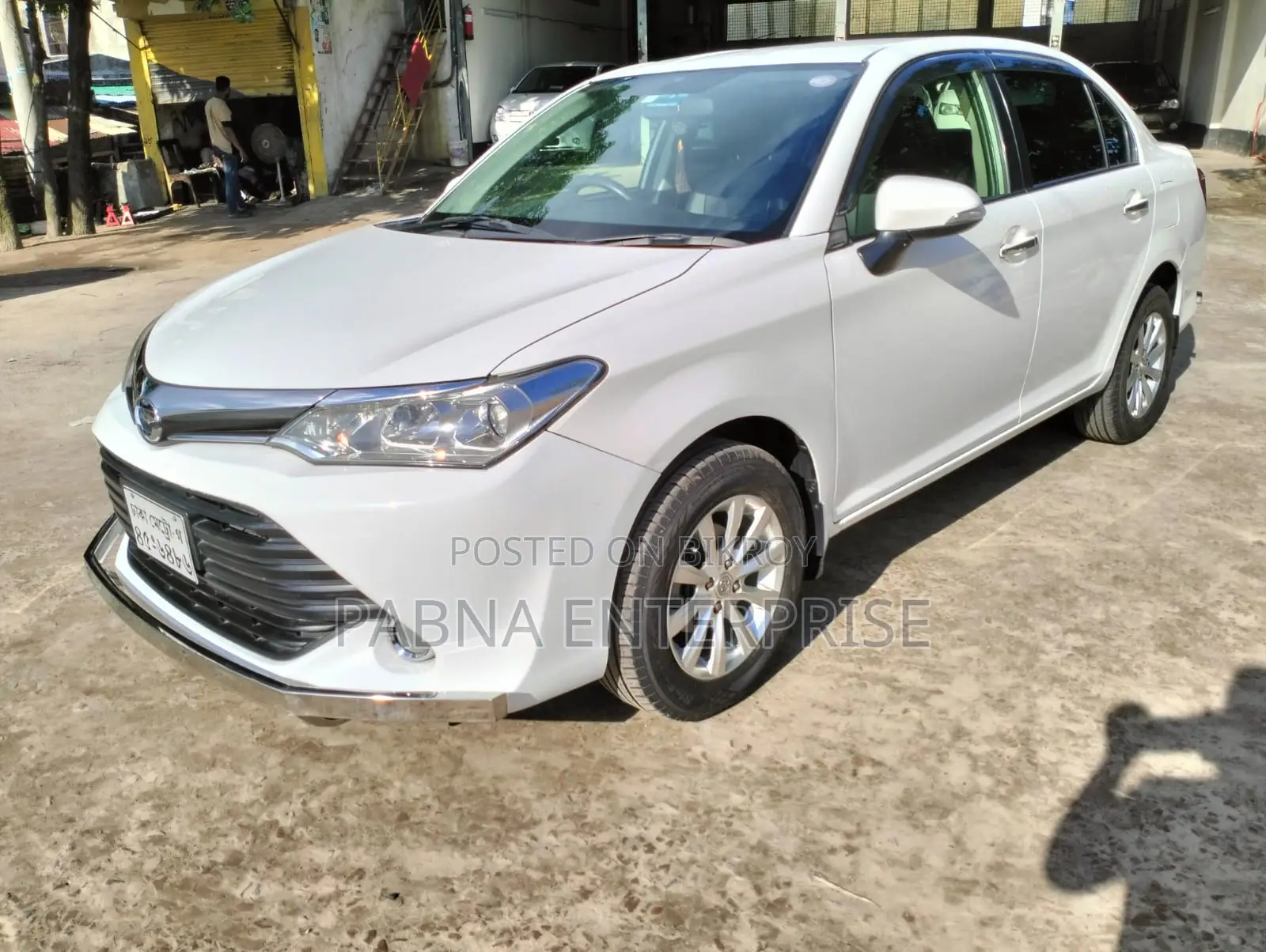 টয়োটা অ্যাক্সিও ২০১৫ সাদা
