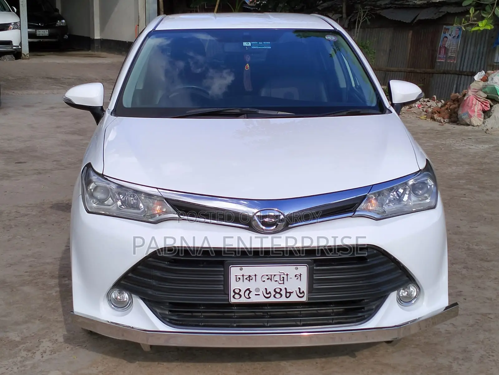 টয়োটা অ্যাক্সিও ২০১৫ সাদা