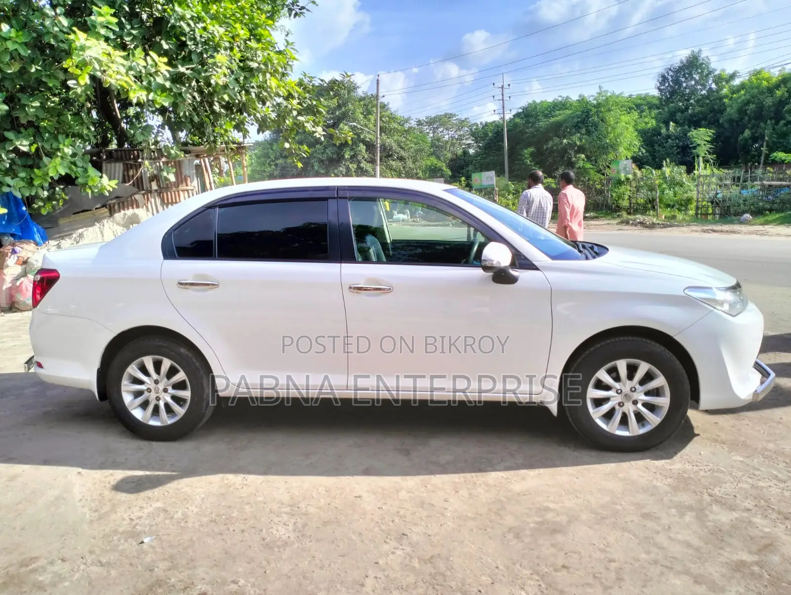 টয়োটা অ্যাক্সিও ২০১৫ সাদা