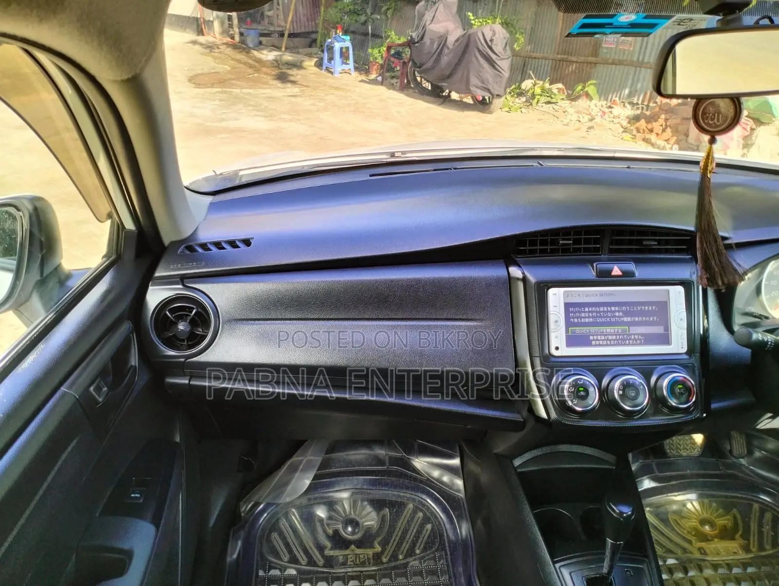 টয়োটা অ্যাক্সিও ২০১৫ সাদা