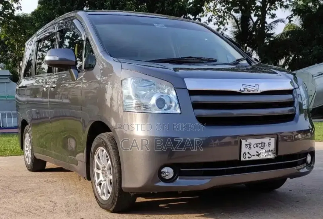 Toyota Noah 2.0 143hp FWD (7 Seater) 2009 Gray