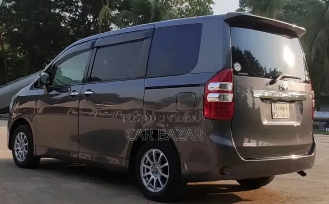 Toyota Noah 2.0 143hp FWD (7 Seater) 2009 Gray