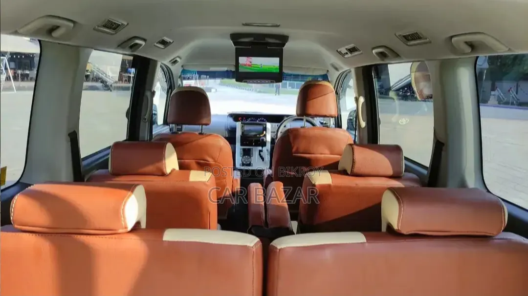 Toyota Noah 2.0 143hp FWD (7 Seater) 2009 Gray