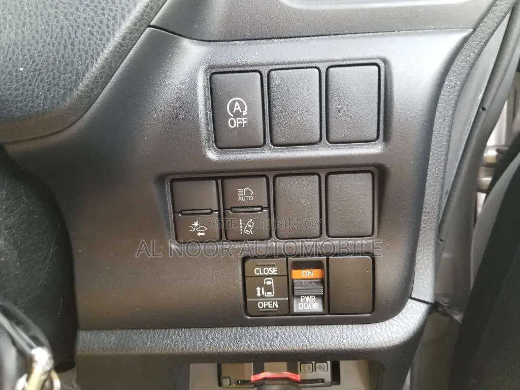 Toyota Noah 2020 Silver