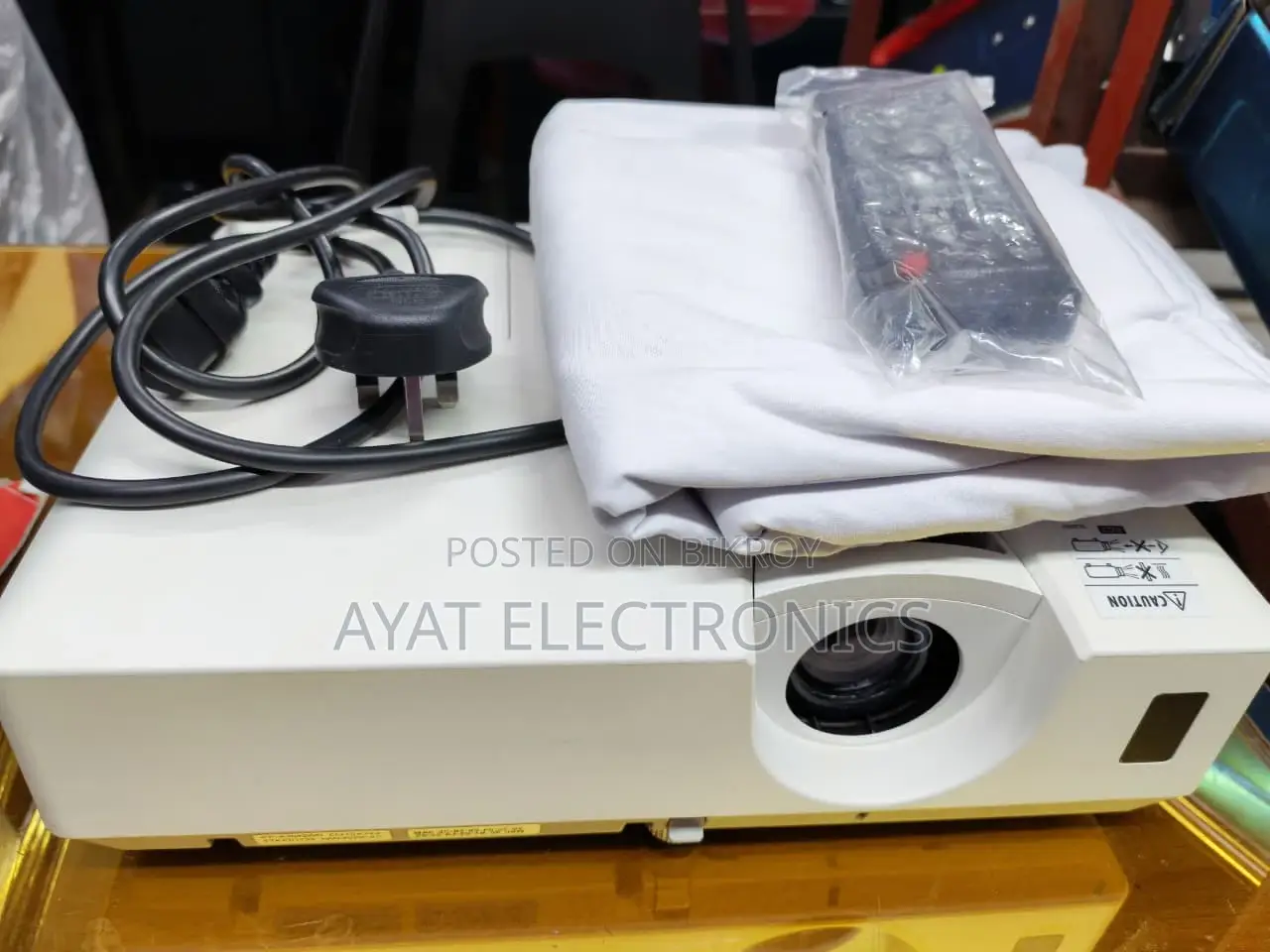 Hitachi CP-X3042WN 3200-Lumen XGA LCD Projector New Made in Japan