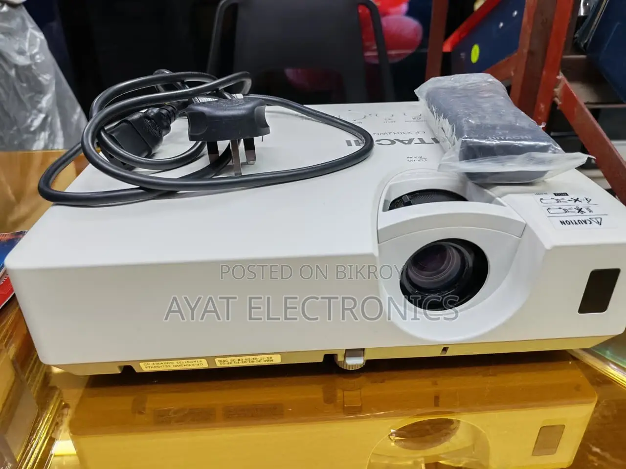 Hitachi CP-X3042WN 3200-Lumen XGA LCD Projector New Made in Japan