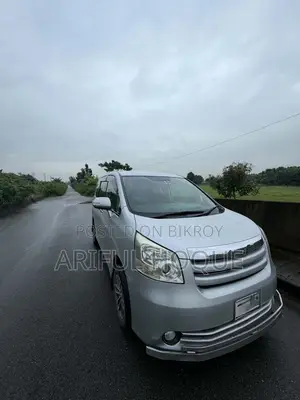 টয়োটা নোয়া ২.০ ১৪৩এইচপি এফডব্লিউডি (৮ সিটার) ২০০৯ সিলভার