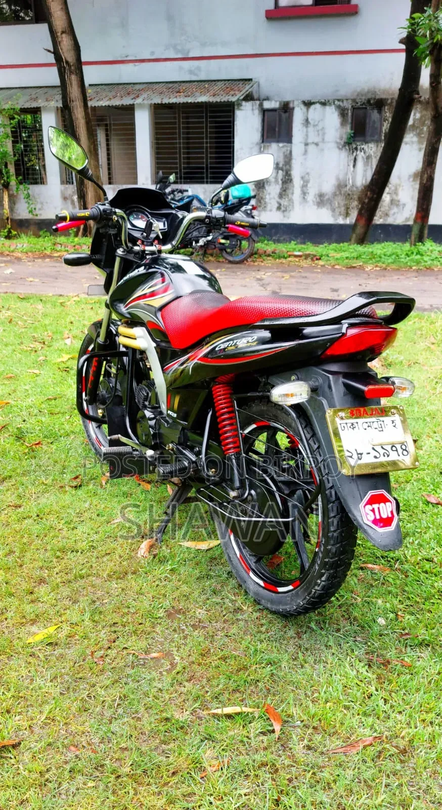 মহিন্দ্রা সেঞ্চুরো ২০১৬ কালো
