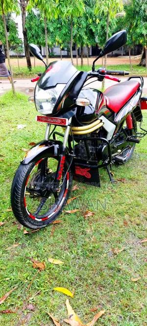 মহিন্দ্রা সেঞ্চুরো ২০১৬ কালো