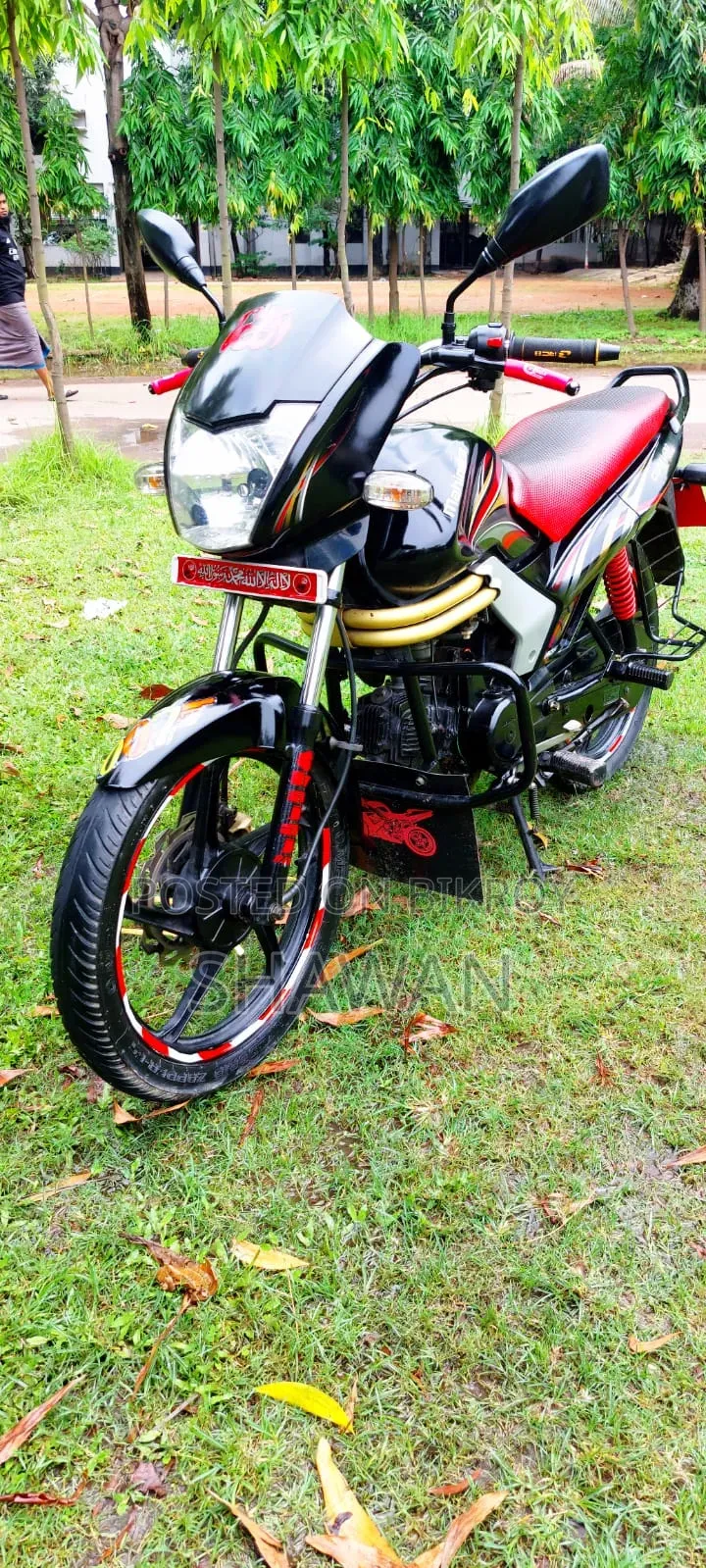 মহিন্দ্রা সেঞ্চুরো ২০১৬ কালো