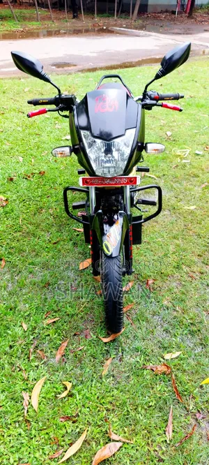 মহিন্দ্রা সেঞ্চুরো ২০১৬ কালো