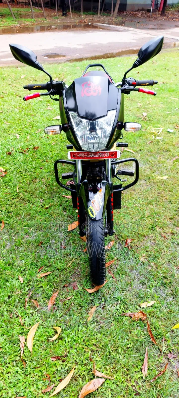 মহিন্দ্রা সেঞ্চুরো ২০১৬ কালো