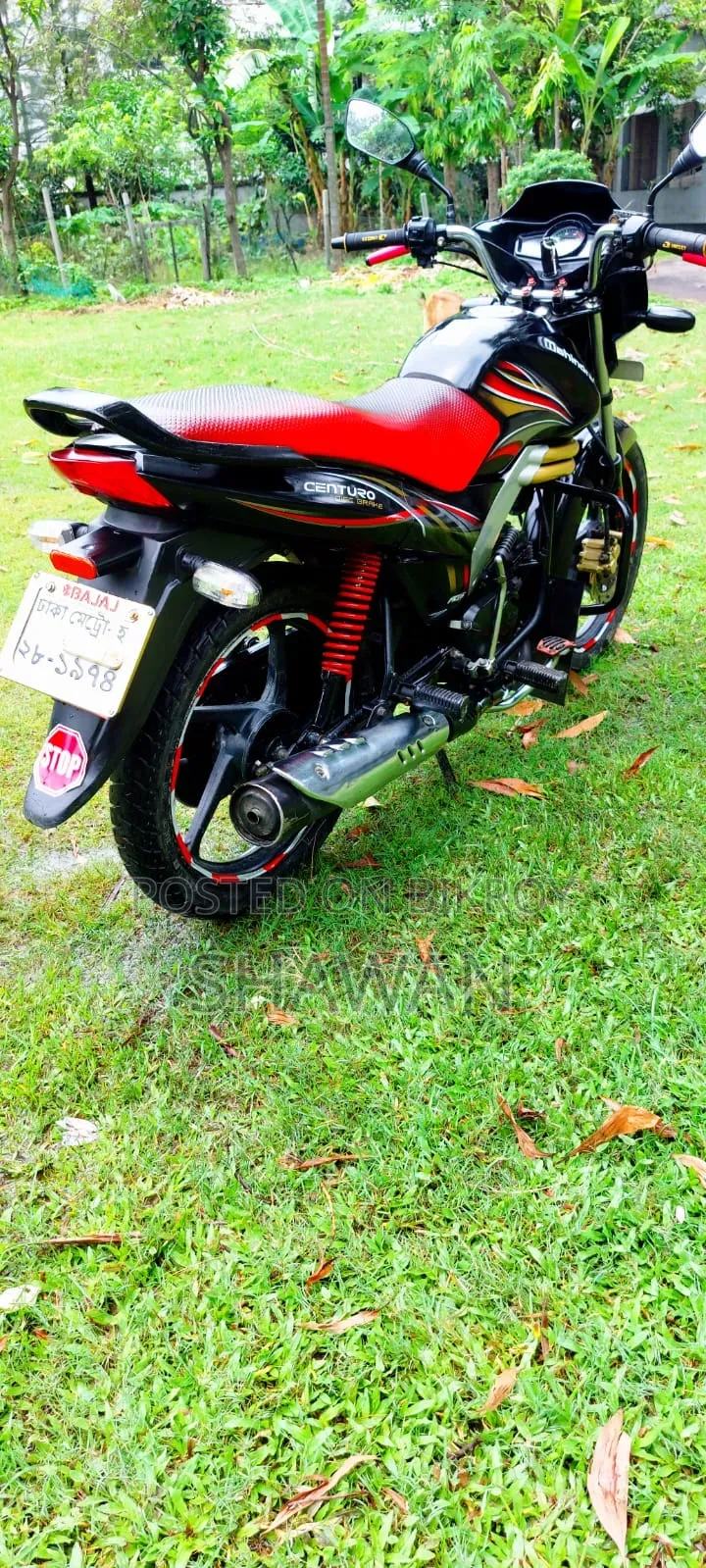 মহিন্দ্রা সেঞ্চুরো ২০১৬ কালো