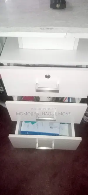 অফিস টেবিল