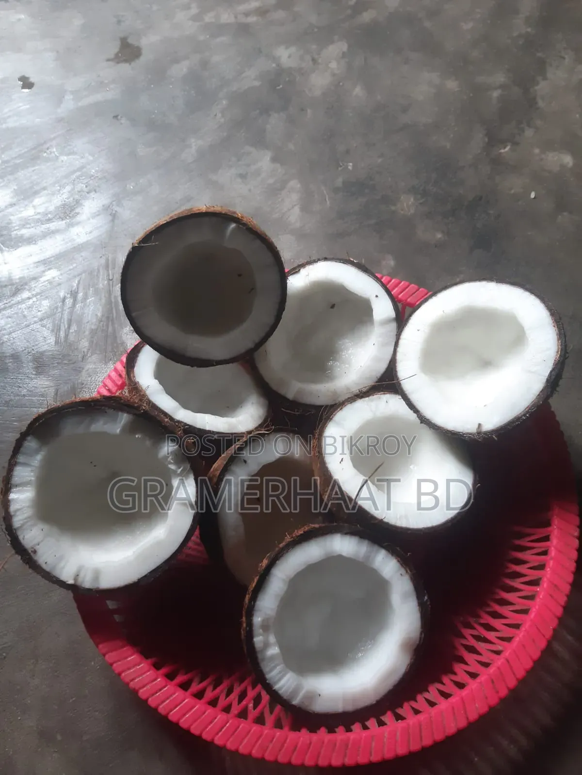 ৮০ টাকায় নারকেল বিক্রি