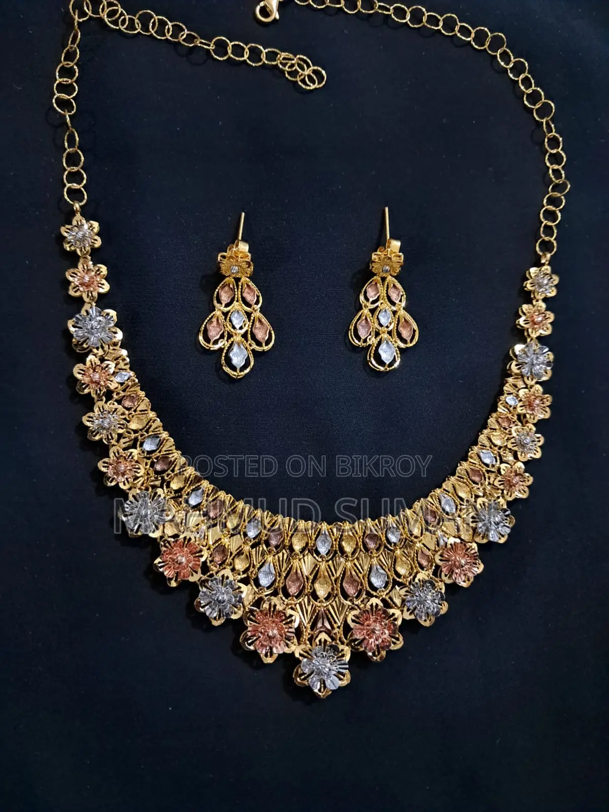 গোল্ড নেকলেস