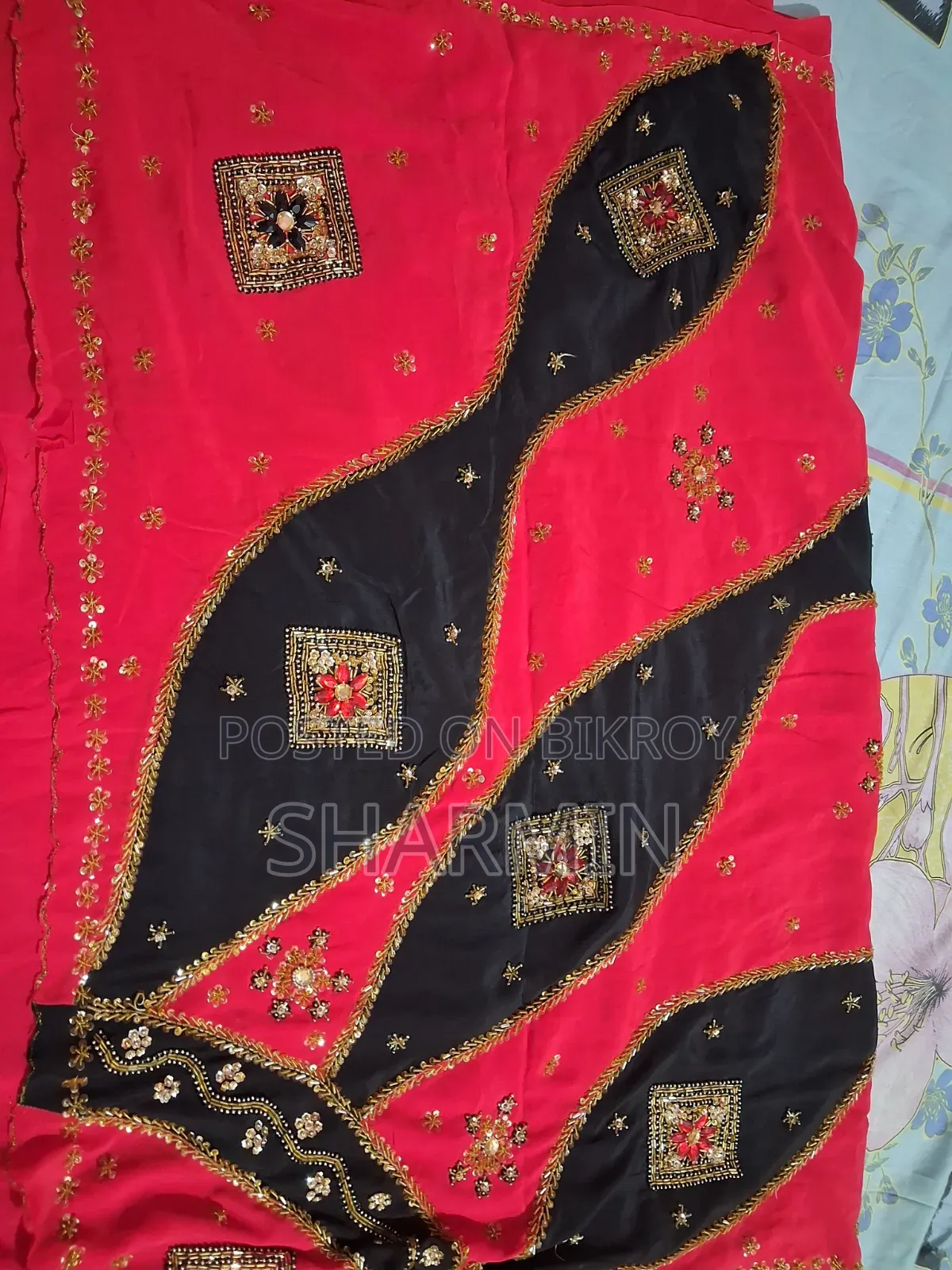 সাদা আধুনিক শাড়ি, লাল ও কালো সিল্ক গর্ভিয়াস শাড়ি