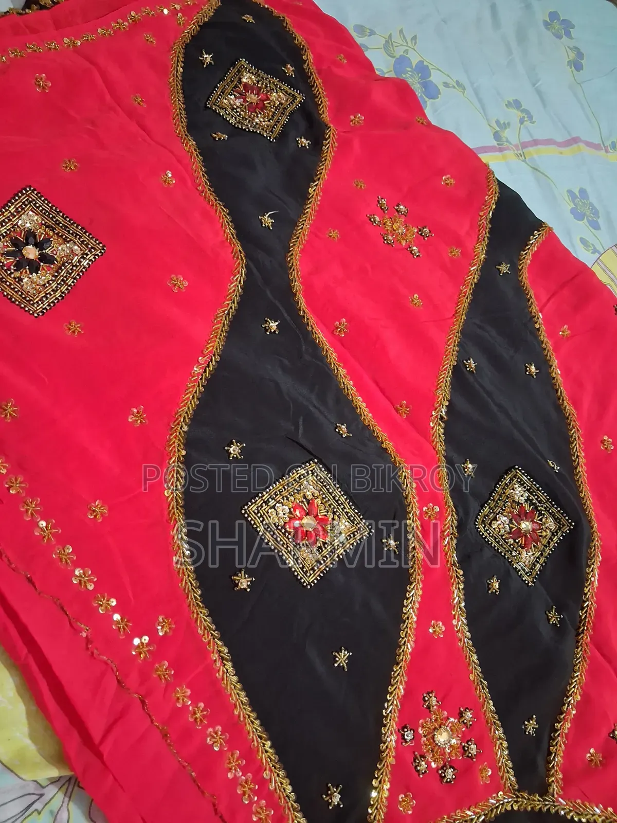 সাদা আধুনিক শাড়ি, লাল ও কালো সিল্ক গর্ভিয়াস শাড়ি