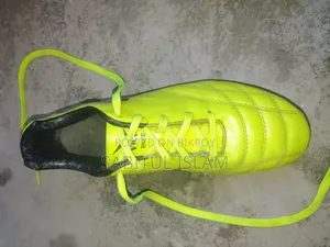 ফুটবলের বুট।