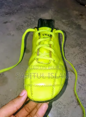 ফুটবলের বুট।